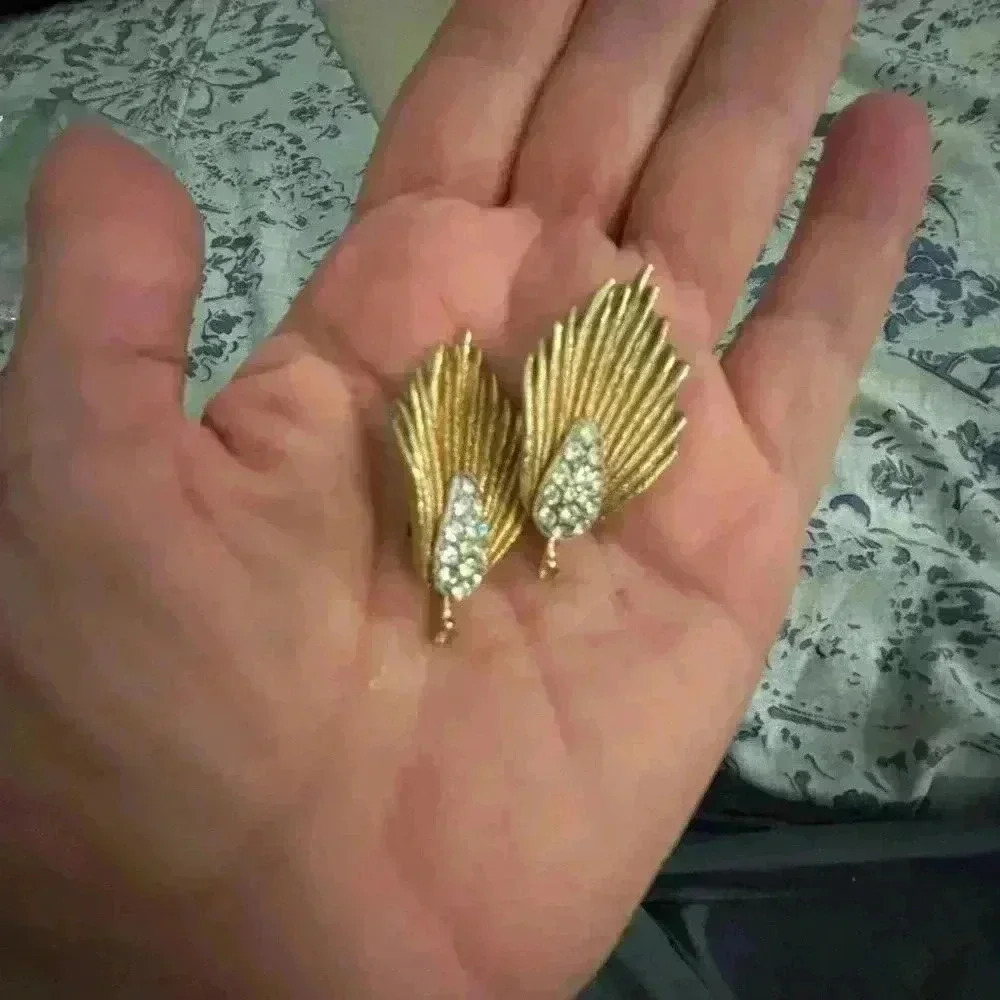 Stunning Vintage gold/diamond like clip earrings - Picture 5 of 5